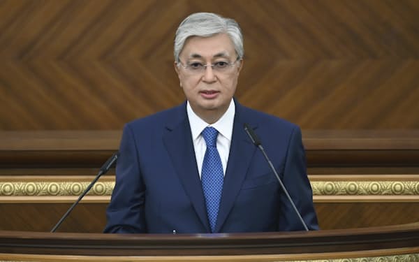 国民に向けて演説するトカエフ大統領（1日、ヌルスルタン）=カザフスタン大統領府提供・AP