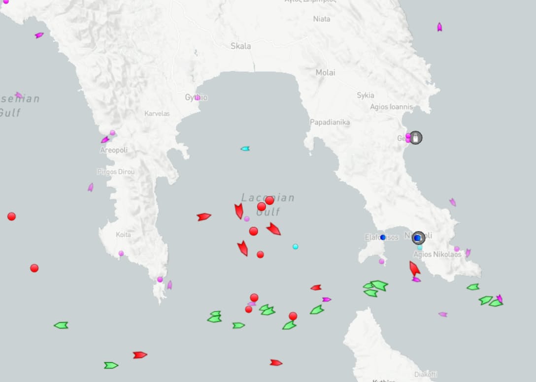 ラコニア湾の内側には、石油タンカーが多く集まっている（9月2日、Marine Trafficから）
