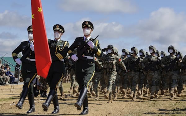 ロシアの軍事演習で行進する中国人民解放軍（ロシア国防省提供）＝ＡＰ