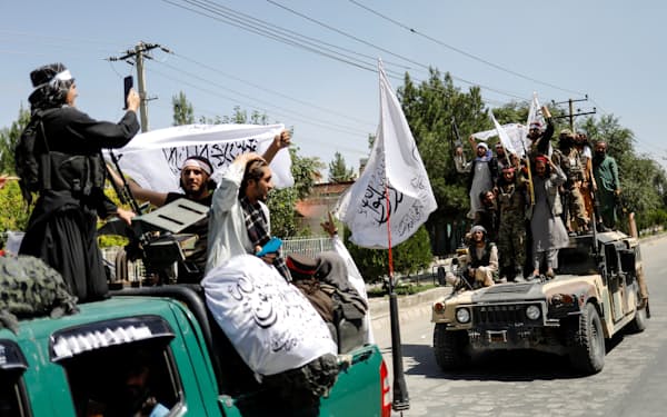 アフガンを再統治して1年、タリバンは強権支配を続けている（カブール市内）＝ロイター
