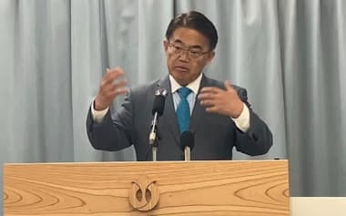 12月補正予算について説明する大村知事(15日、名古屋市)