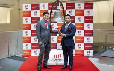 東証での上場式に臨むローカルの吉永安宏社長㊨(15日)