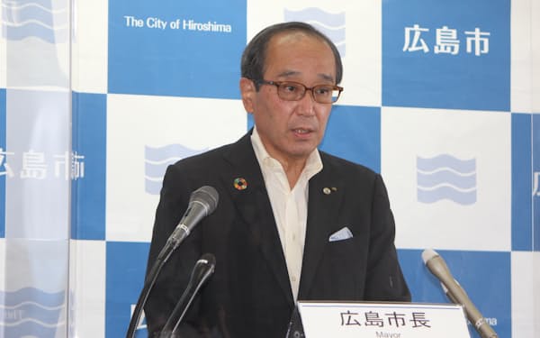 9月補正予算案を説明する広島市の松井一実市長(2日、広島市)