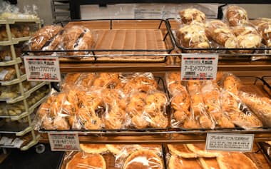 バローのベーカリー「北欧倶楽部」の売り場には98円のパンが多く並ぶ