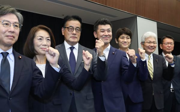 立憲民主党の新役員に選出された岡田幹事長（左から3人目）らと記念写真に納まる泉代表（中央）＝8月26日、国会内