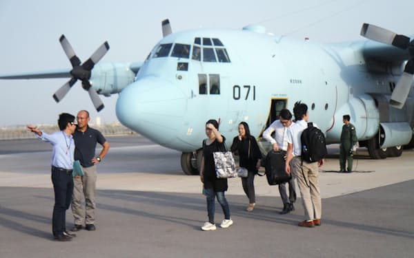 Ｃ１３０輸送機は海外の邦人退避にも使われてきた（2016年、南スーダンからジブチに到着した日本大使館員ら）＝共同