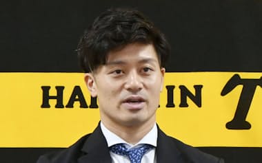 契約更改を終え、記者会見する阪神・坂本(15日、兵庫県西宮市)=共同