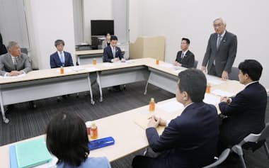 自民党と日本維新の会が開いた、北陸新幹線敦賀―新大阪延伸に関する整備委。右から2人目は共同委員長の自民・西田昌司参院議員(15日午後、国会)=共同