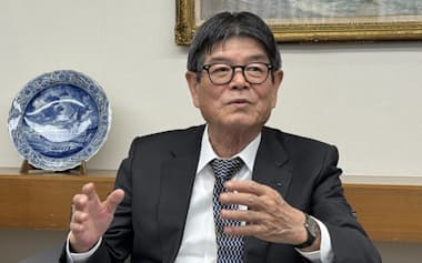 取材に応じる住友電工の井上治社長(大阪市)