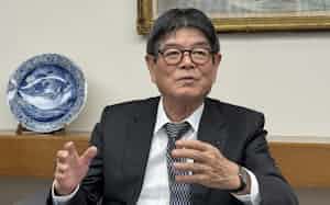 取材に応じる住友電工の井上治社長(大阪市) 取材に応じる住友電工の井上治社長(大阪市)