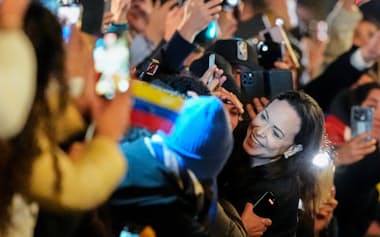 ノルウェー・オスロのホテル前に集まった群衆とマリア・コリナ・マチャド氏(11日、NTB Scanpix提供)=AP