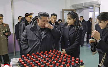 工場を視察する(手前左から)北朝鮮の金正恩総書記、娘、妻(15日)=朝鮮中央通信・共同