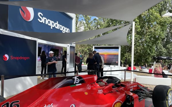 IFA会場にはクアルコムがスポンサーを務めるF1レースカーとともに「Snapdragon」の広告が展示された（2日、ベルリン）