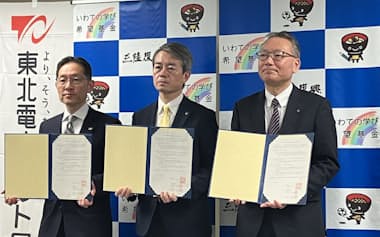 協定を再締結した(右から)岩手県の大畑光宏復興防災部長、東北電力の佐藤修一岩手支店長、東北電力ネットワークの佐藤哲郎岩手支社長(16日、県庁)