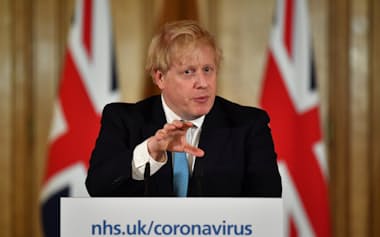 新型コロナに関する記者会見を行うジョンソン元首相(2020年3月)=代表撮影・ロイター