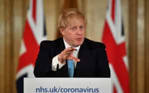 新型コロナに関する記者会見を行うジョンソン元首相(2020年3月)=代表撮影・ロイター 新型コロナに関する記者会見を行うジョンソン元首相(2020年3月)=代表撮影・ロイター