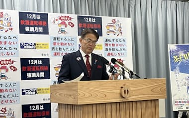 記者会見する大村知事(16日、名古屋市)