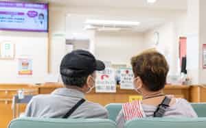 病院の待合室で順番を待つ患者ら 病院の待合室で順番を待つ患者ら