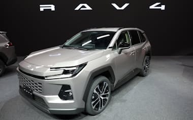 トヨタ自動車が発表した新型「RAV4」(5月、東京都江東区)
