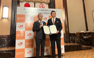 名古屋市の佐治氏㊧とJR東海営業本部の秋山誠氏が協定に署名した(16日、名古屋市)