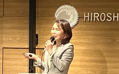 講演する広島県商工労働局の藤井睦美雇用労働担当部長(15日、広島市)