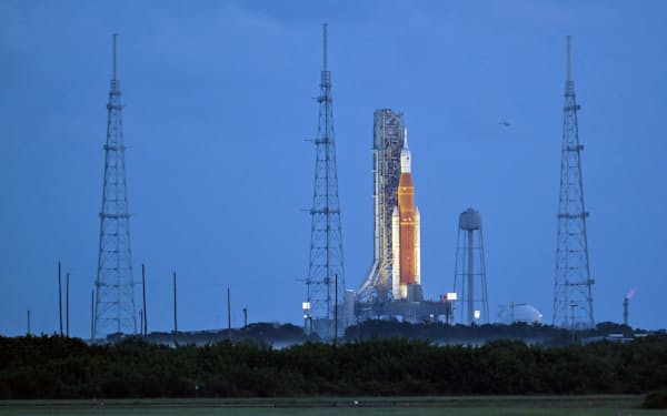 発射場で打ち上げを待つNASAの新型ロケット（３日、フロリダ州）＝ロイター