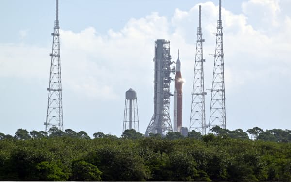 発射台に据え付けられたNASAの新型ロケット（3日、米フロリダ州）＝ロイター