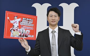 契約更改を終え、ポーズをとる広島・島内(16日、マツダスタジアム)=共同