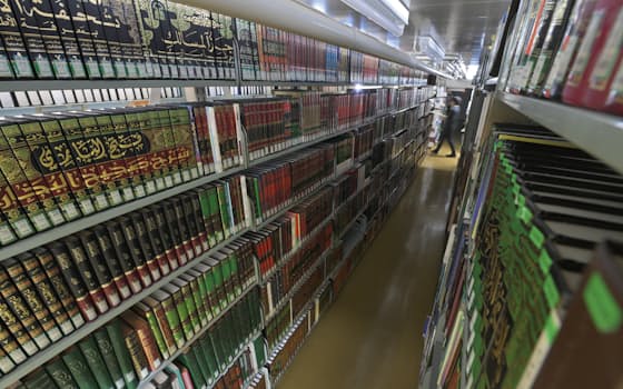 京都大附属図書館地下の閉架書庫。幾多の書物がページを開く者を待つ=浦田晃之介撮影 京都大附属図書館地下の閉架書庫。幾多の書物がページを開く者を待つ=浦田晃之介撮影