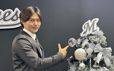 契約更改交渉後、写真撮影に応じるロッテの藤原(16日、ZOZOマリンスタジアム)=共同