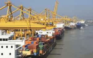 バングラデシュ暫定政府は、外資によるチッタゴン港への投資はターミナルの近代化と輸出主導型製造業の妨げとなっている非効率性の削減には不可欠だとしている=AP バングラデシュ暫定政府は、外資によるチッタゴン港への投資はターミナルの近代化と輸出主導型製造業の妨げとなっている非効率性の削減には不可欠だとしている=AP