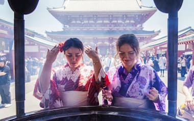 江戸の情緒を残す浅草寺には多くの外国人観光客が訪れる(東京都台東区)
