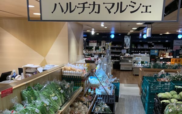 奈良・三重県の野菜や果物を売る売り場「ハルチカマルシェ」を郊外店にも出店する（写真はあべのハルカス近鉄本店、大阪市）