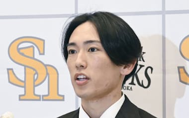 契約更改し、記者会見するソフトバンク・大津(16日、みずほペイペイドーム)=共同