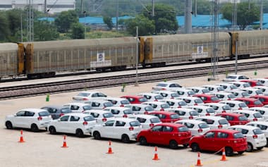 工場から出荷されるマルチ・スズキの乗用車(6月、インド北部ハリヤナ州)=ロイター