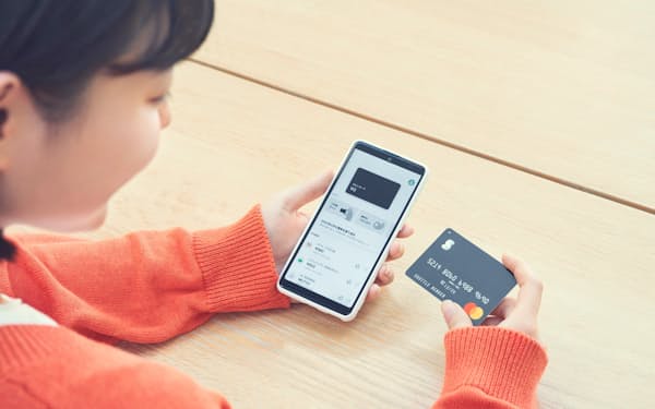 「シャトルペイ」はアプリとカードが連動し、利用状況を親子で把握できる
