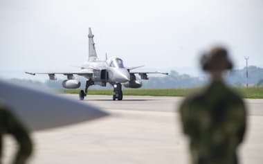 スウェーデンのサーブ社の戦闘機「グリペン」(2024年5月、チェコ)=AP