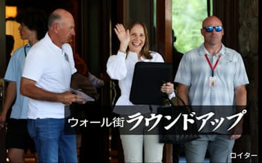 米GMのバーラCEO(中央)のような女性CEOは、米国ではまだ珍しい=ロイター