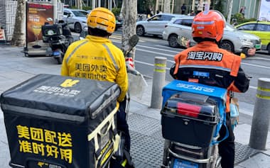 美団とアリババ系の「淘宝閃購」の配達員