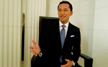 取材に答える電通の佐野社長(12月、インド北部グルガオン)