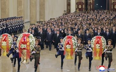 北朝鮮の2代目最高指導者、金正日総書記の命日に当たる17日に平壌の錦繡山太陽宮殿を訪れた金正恩朝鮮労働党総書記(中央)=朝鮮中央通信・共同