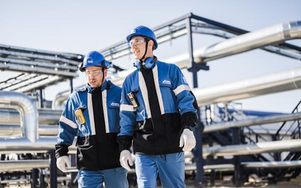 ロシアの産油施設の従業員ら（８月30日、同国国営ガスプロム提供）＝ロイター