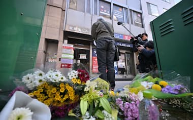 放火殺人事件から4年となり、現場のビルに向かい犠牲者の冥福を祈る男性(17日午前、大阪市北区)