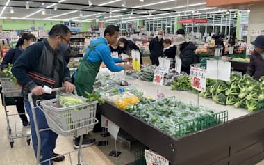 定休日前の売り切りセールをめがけて客が詰めかける(ヤオヒロ浅間台店)