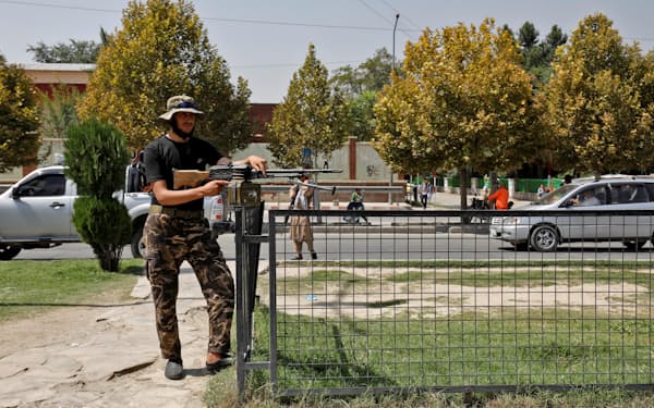ロシア大使館前での爆発後に警備にあたるタリバン兵（5日、カブール）＝ロイター