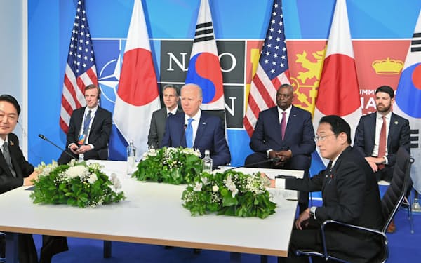 尹錫悦大統領（左）は日米韓協力を重視し、日韓関係の改善もめざす（6月、スペイン・マドリード）＝共同