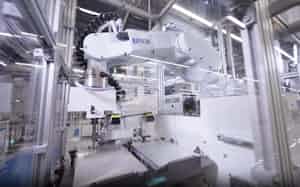 マニーの花岡工場ではアーム型ロボットが精密な眼科ナイフを生産する マニーの花岡工場ではアーム型ロボットが精密な眼科ナイフを生産する