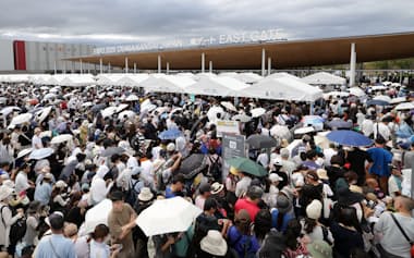 大阪万博の閉幕日に東ゲート前で並ぶ人たち(10月13日、大阪市此花区)