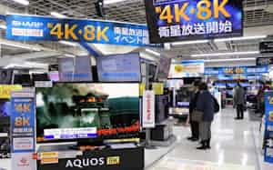 4K・8K衛星放送が始まった当時のビックカメラ新宿西口店のテレビ売り場(18年、東京都新宿区) 4K・8K衛星放送が始まった当時のビックカメラ新宿西口店のテレビ売り場(18年、東京都新宿区)