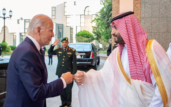 バイデン米大統領㊧は7月にサウジを訪問して原油増産を要請していた（サウジ西部ジッダ）=ロイター